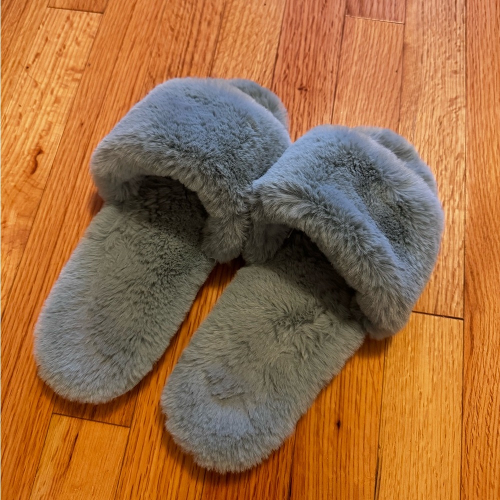 Cozy Faux Fur Slippers in Gray